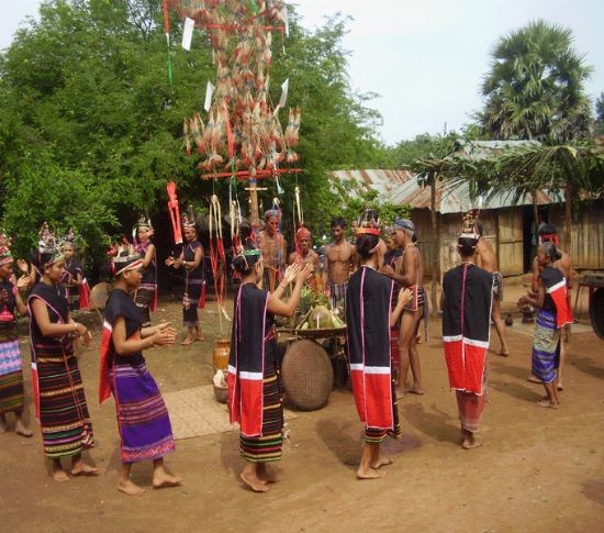 ទំនៀមទំលាប់ប្រពៃណីក្នុងពិធីរៀបអាពារហ៍-ពិពារហ៍របស់ជនរួមជាតិ M’Nong - ảnh 1